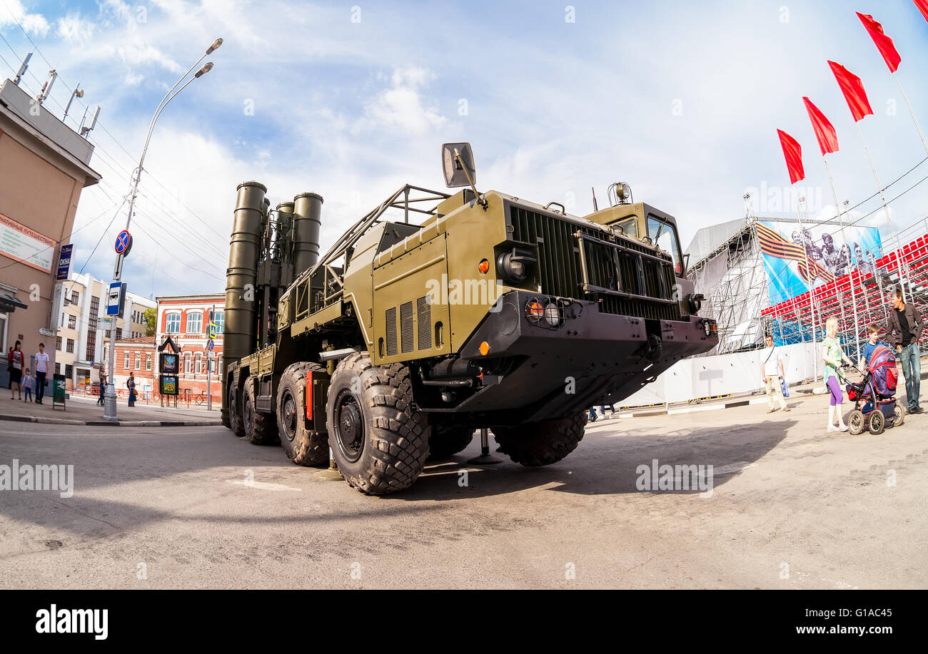 La S-300 è un russo anti-missile balistico sistema presso la piazza centrale durante la parata del giorno della vittoria Foto Stock