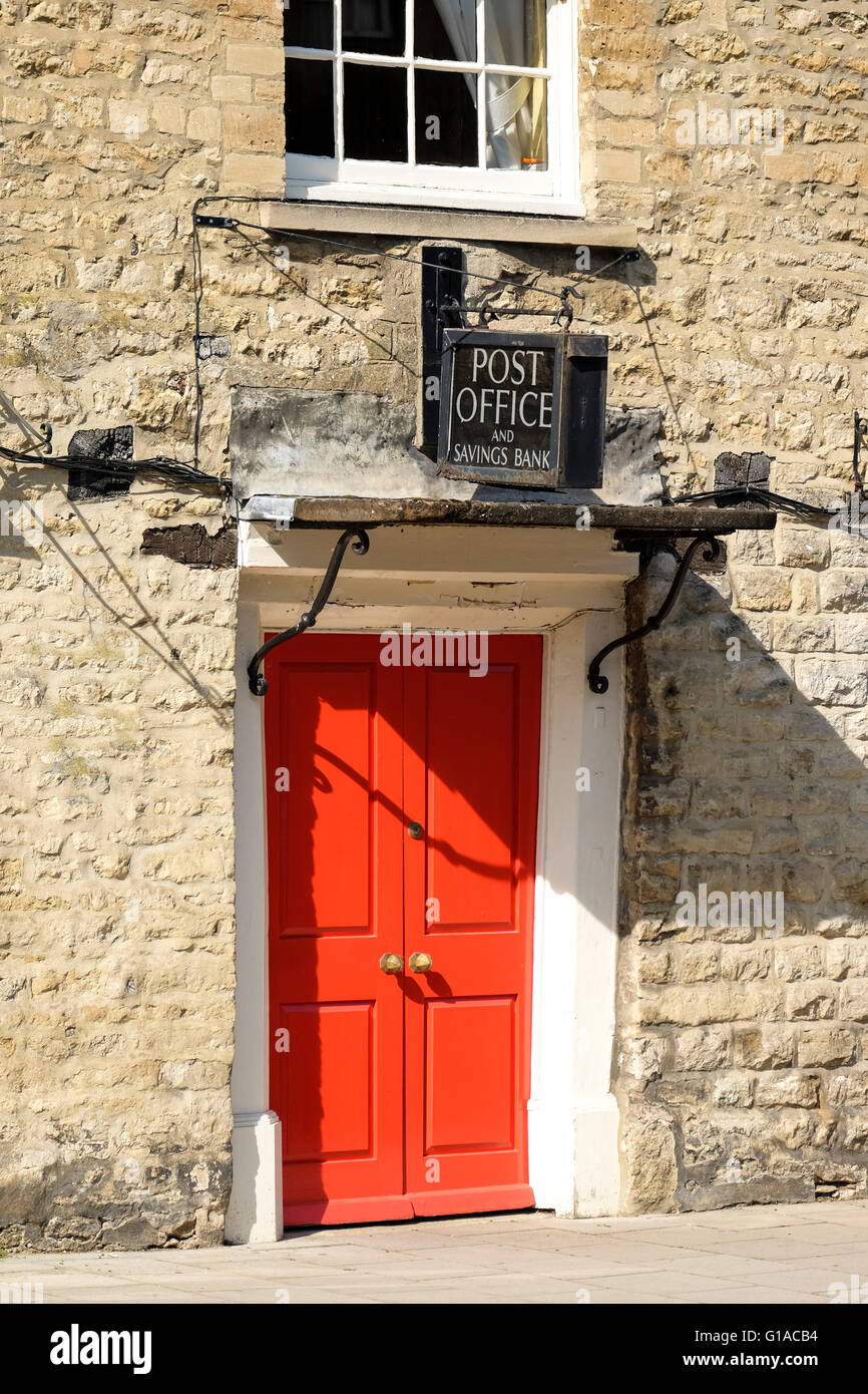 Un vecchio ufficio postale e la banca di risparmio segno sopra una porta rossa nel villaggio di Woodstock in Oxfordshire Foto Stock