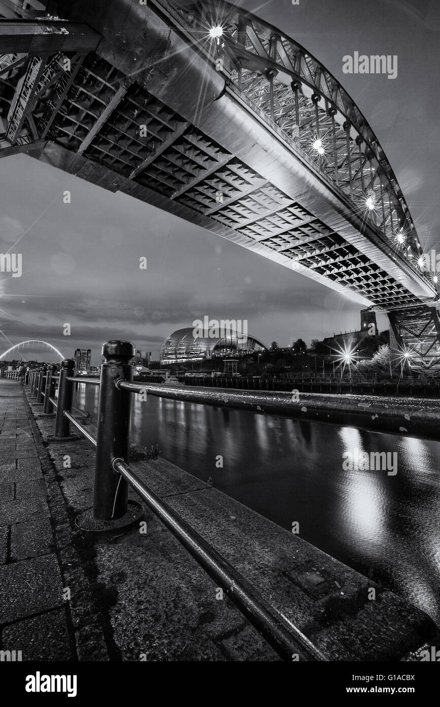 Mono-chrome sotto il famoso Tyne Bridge, Newcastle-upon Tyne. Foto Stock