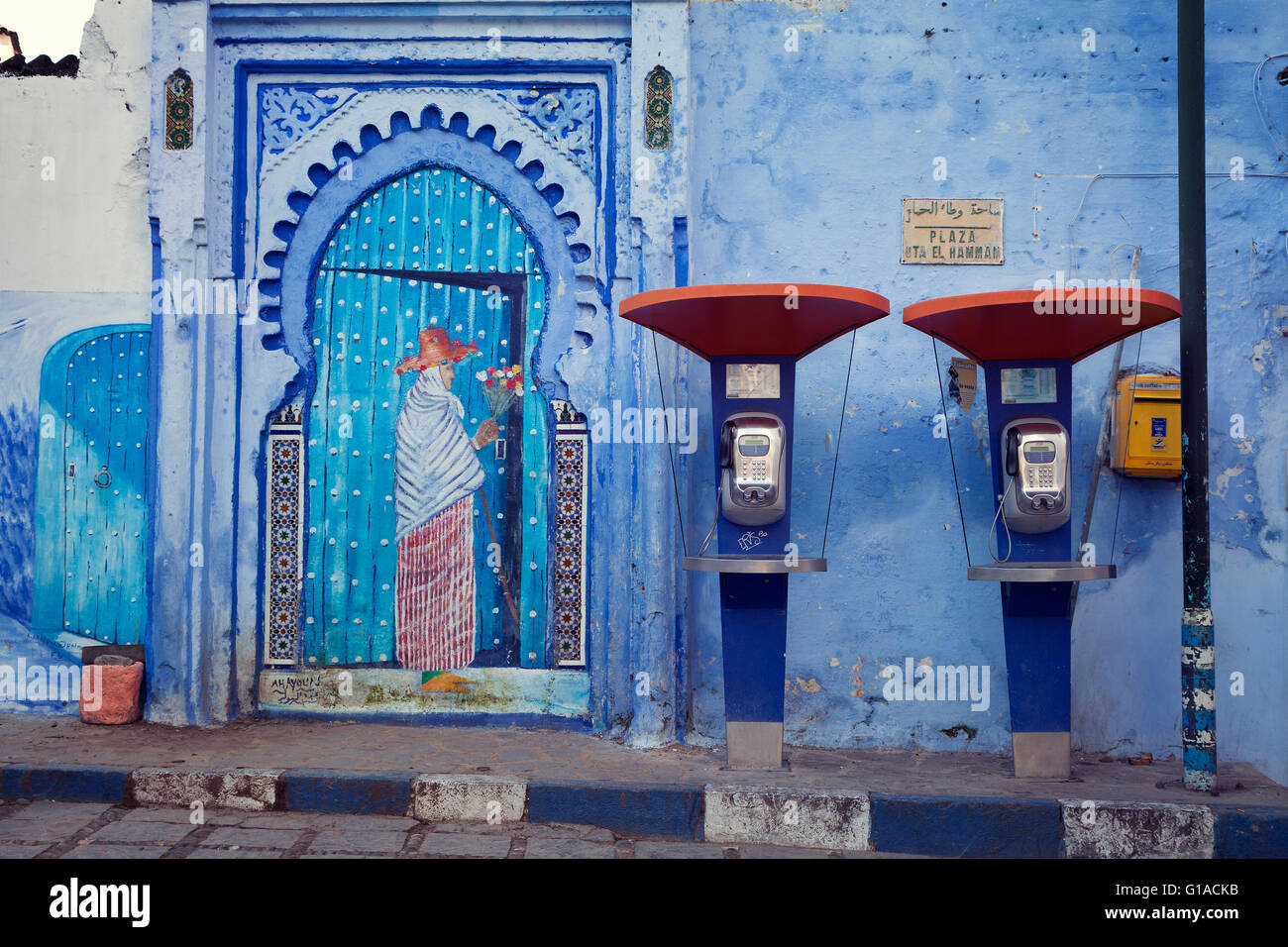 Cabine telefoniche nel blu medina di Chefchaouen, Marocco Foto Stock