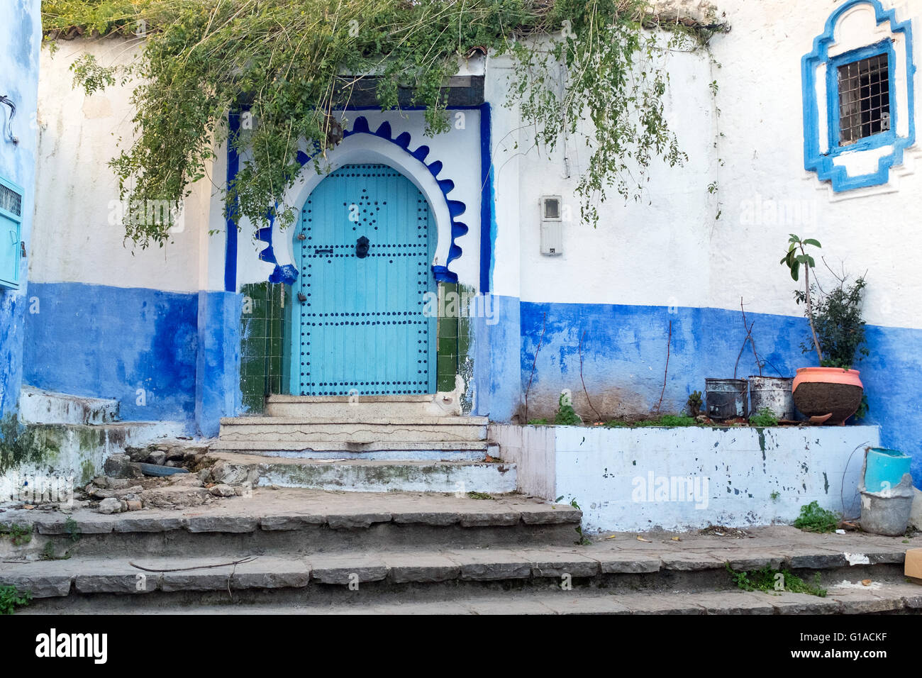 La vecchia porta nel blu medina di Chefchaouen, Marocco Foto Stock