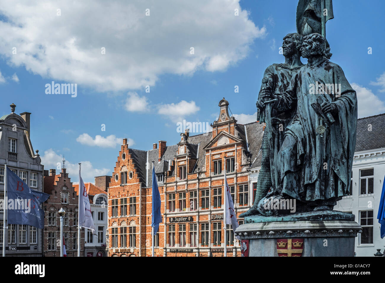 Statua di Jan Breydel e Pieter De Coninck presso la piazza del Mercato / Grote Markt di Bruges, Fiandre Occidentali, Belgio Foto Stock