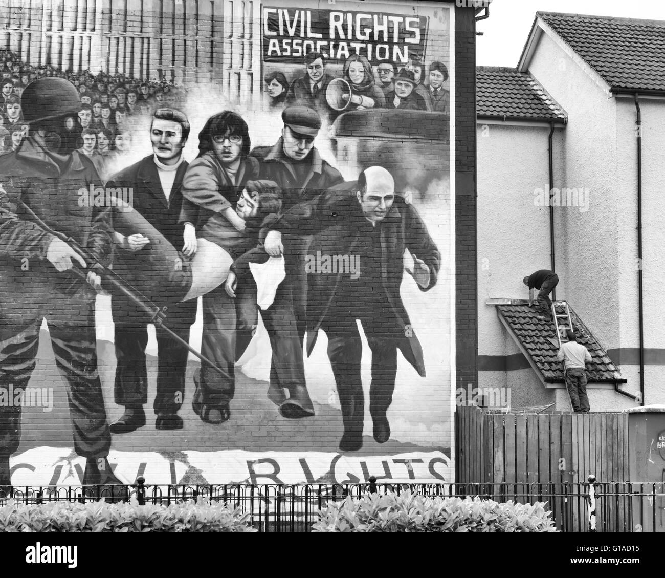 Il Bloody Sunday murale che mostra un sacerdote cattolico Edward Daly (successivamente diventato Vescovo Daly) agitando un fazzoletto bianco. Derry Londonderry. N Irlanda Foto Stock