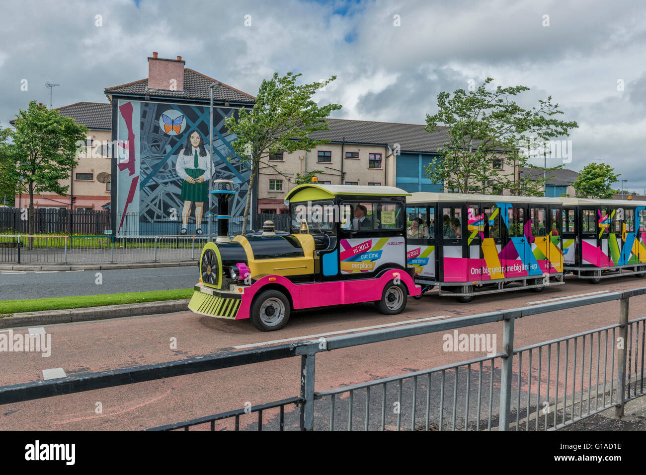 Terra turistica treno passa la morte di innocenza, Annette McGavigan murale. Bogside. Derry Londonderry. L'Irlanda del Nord. Regno Unito. Europa Foto Stock