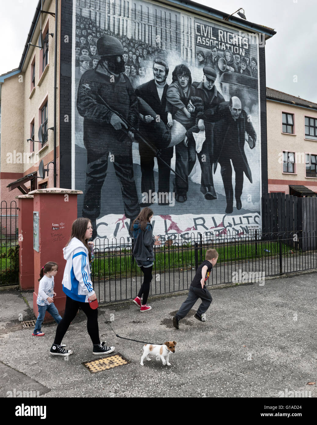 La Chiesa cattolica bambini passando i diritti civili Bloody Sunday murale. Derry Londonderry. L'Irlanda del Nord. Regno Unito. Europa Foto Stock