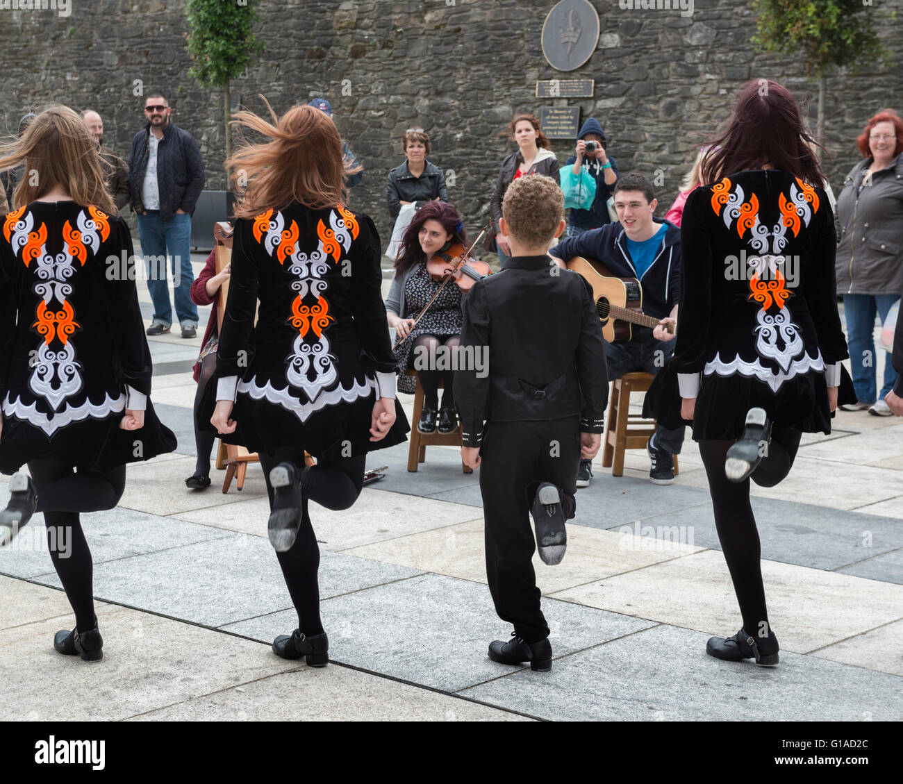 Irish ballerini e musicisti di suonare al Guildhall Square. Derry Londonderry, Irlanda del Nord, Regno Unito. Europa Foto Stock