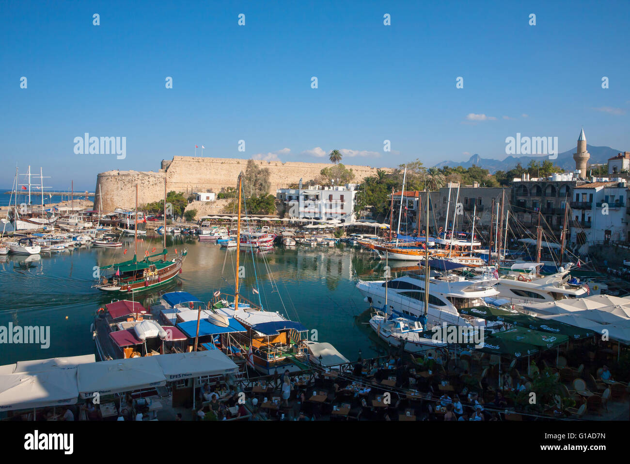 Serata a Kyrenia (aka Girne) Harbour, Repubblica Turca di Cipro del Nord Foto Stock