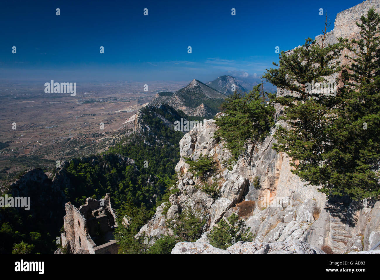 Il crinale delle colline a Kyrenia, la pianura di Mesarya e il castello in rovina di Buffavento, la parte settentrionale di Cipro Foto Stock