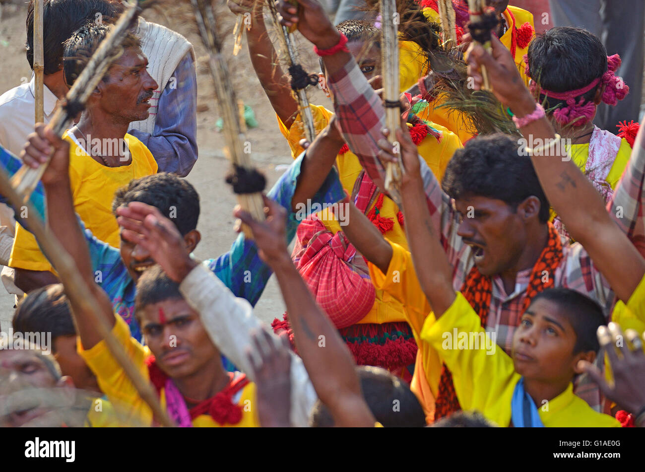 La popolazione locale di fronte Chausat Yogini temple eseguire rituali religiosi il Diwali, Khajuraho, Madhya Pradesh, India Foto Stock