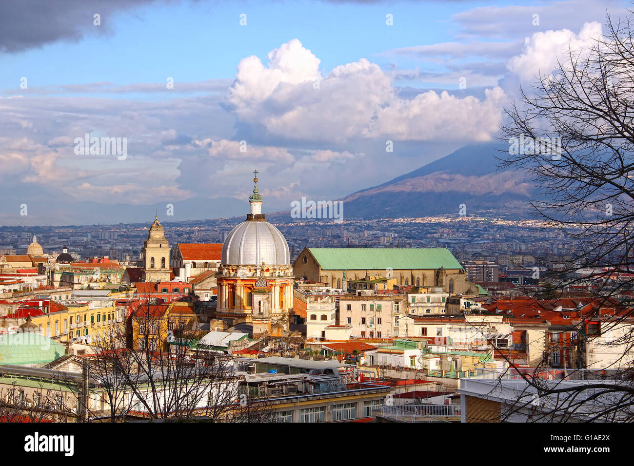 Napoli città vecchia e il Monte Vesuvio, Italia Foto Stock