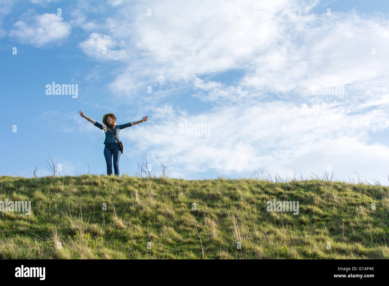 Felice escursionista da sola sulla collina Foto Stock
