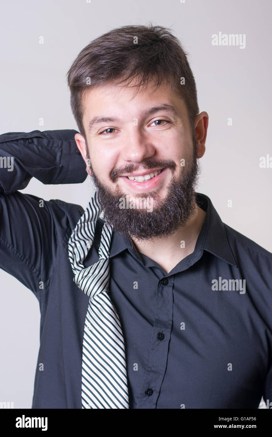 L uomo che sta provando una cravatta a strisce Foto Stock