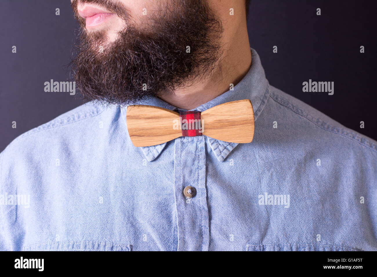 Uomo Barbuto con un di legno bow tie close up Foto Stock