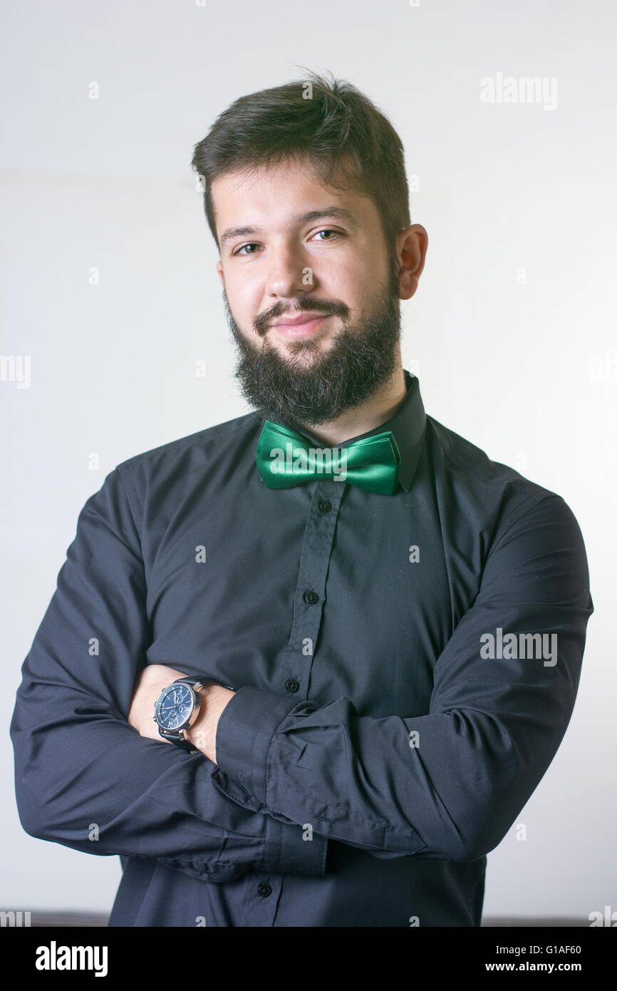 Moda uomo in una camicia nera con un filtro bow tie Foto Stock