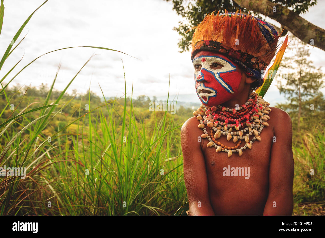 Tribù giovani stati nel villaggio Piaya, Papua Nuova Guinea Foto Stock