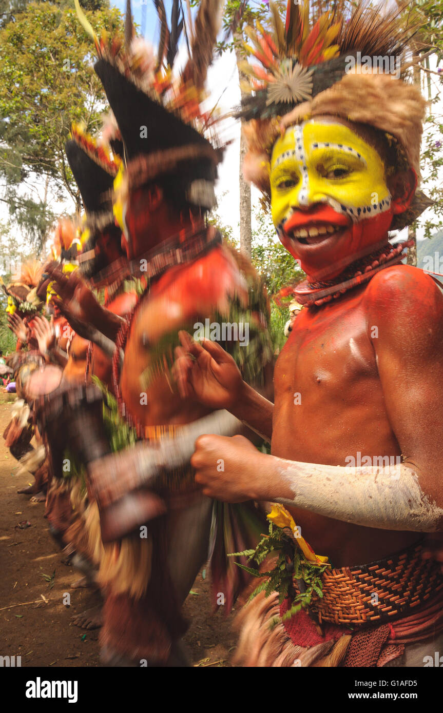 Il Huli Wigmen tribù che frequentano il villaggio Piaya cantare cantare vicino a Mt Hagen in Papua Nuova Guinea Foto Stock