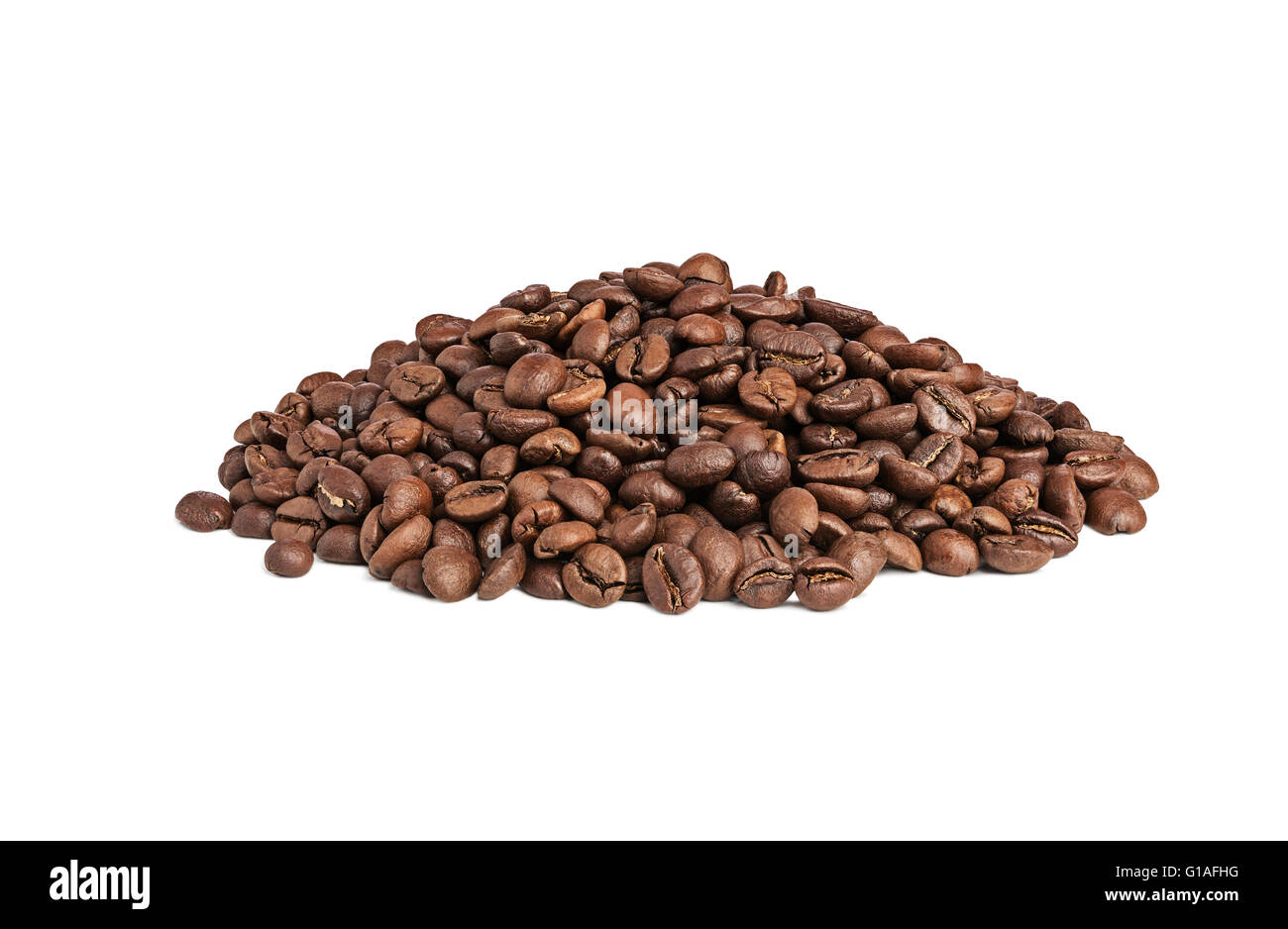 Cumulo di caffè torrefatto in grani isolati su sfondo bianco Foto Stock