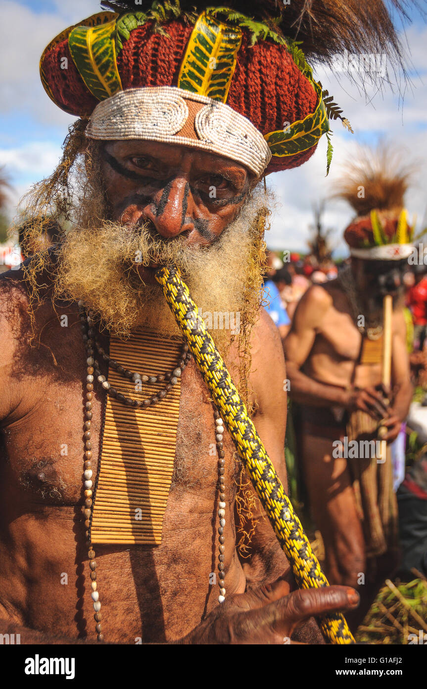 Lettore di flauto presso il Mt Hagen spettacolo culturale in Papua Nuova Guinea Foto Stock