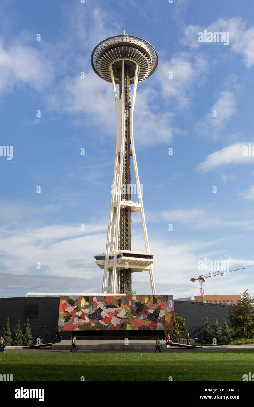 Lo Space Needle di Seattle e il murale di Paul Horiuchi della Fiera Mondiale del 1962 al Seattle Century Foto Stock