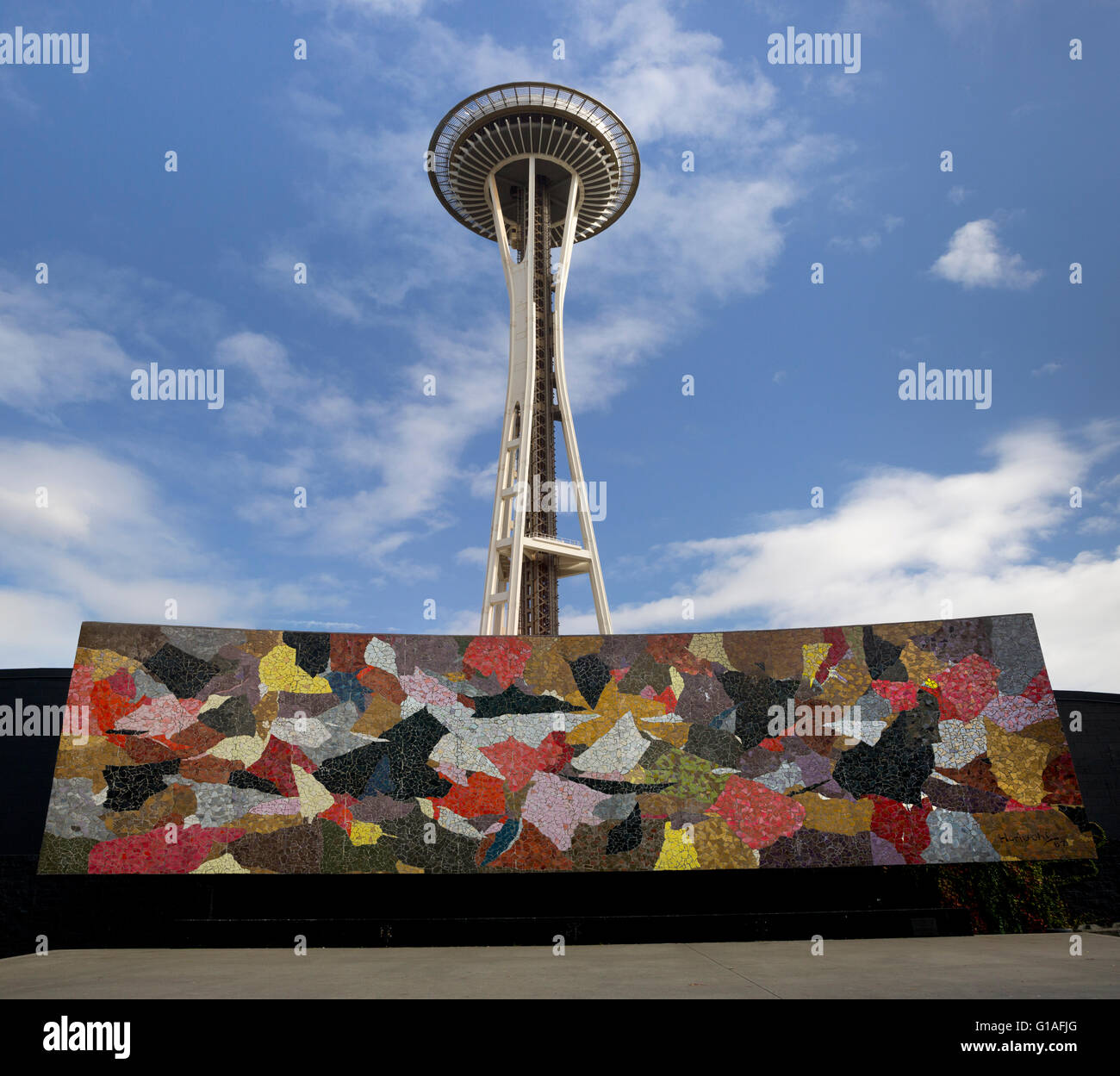 Paolo Horiuchi murale e lo Space Needle a Seattle Center di Seattle, Washington Foto Stock