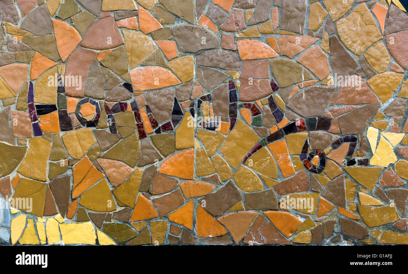 L'artista americano Paul Horiuchi firma sul murale a mosaico realizzato con piastrelle di vetro veneziano per il Seattle Century 21 1962 Seattle Foto Stock