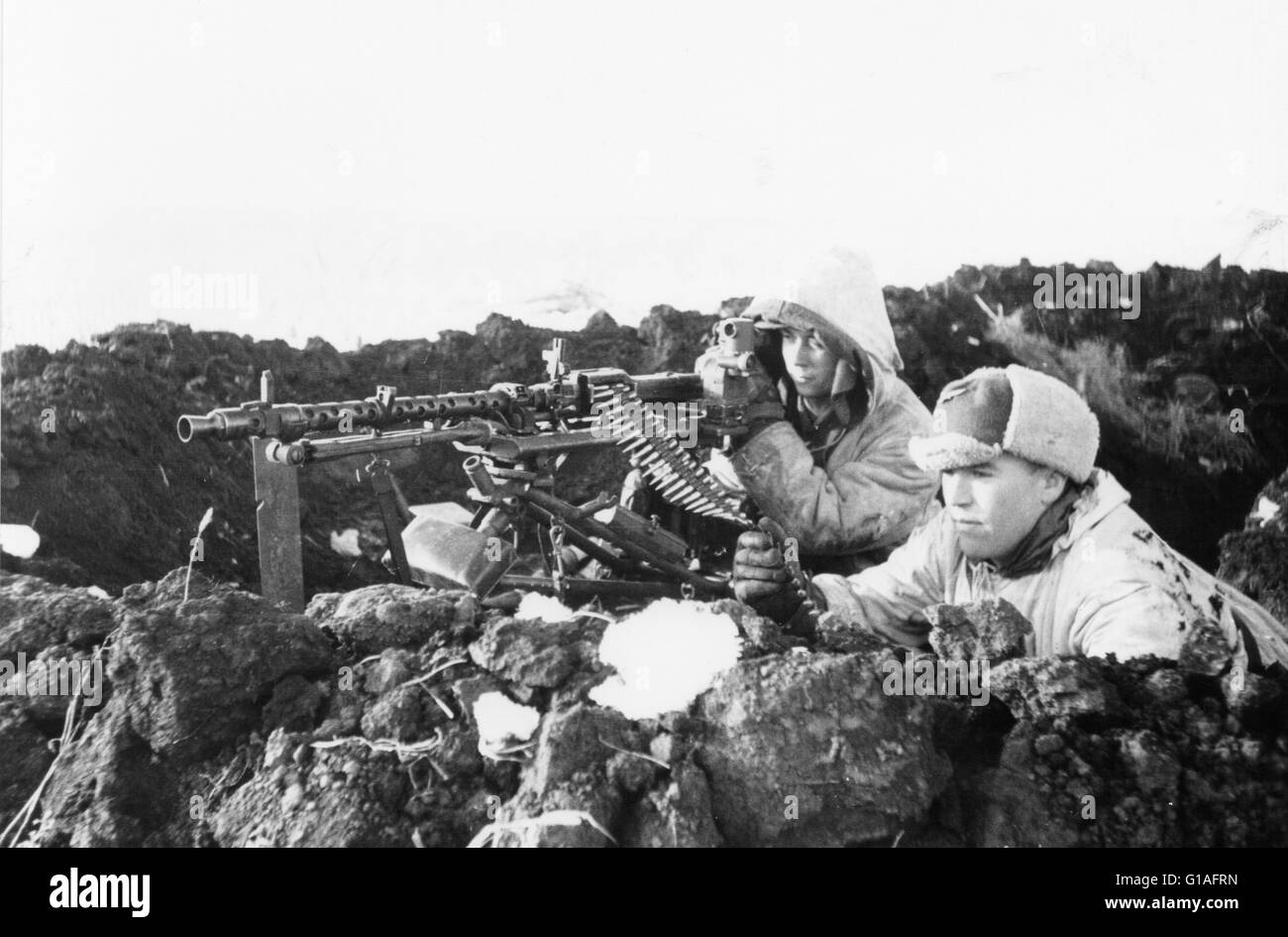 Paracadutisti tedeschi sul Fronte Orientale con un MG34 Heavy Machine Gun nel febbraio 1943 Foto Stock