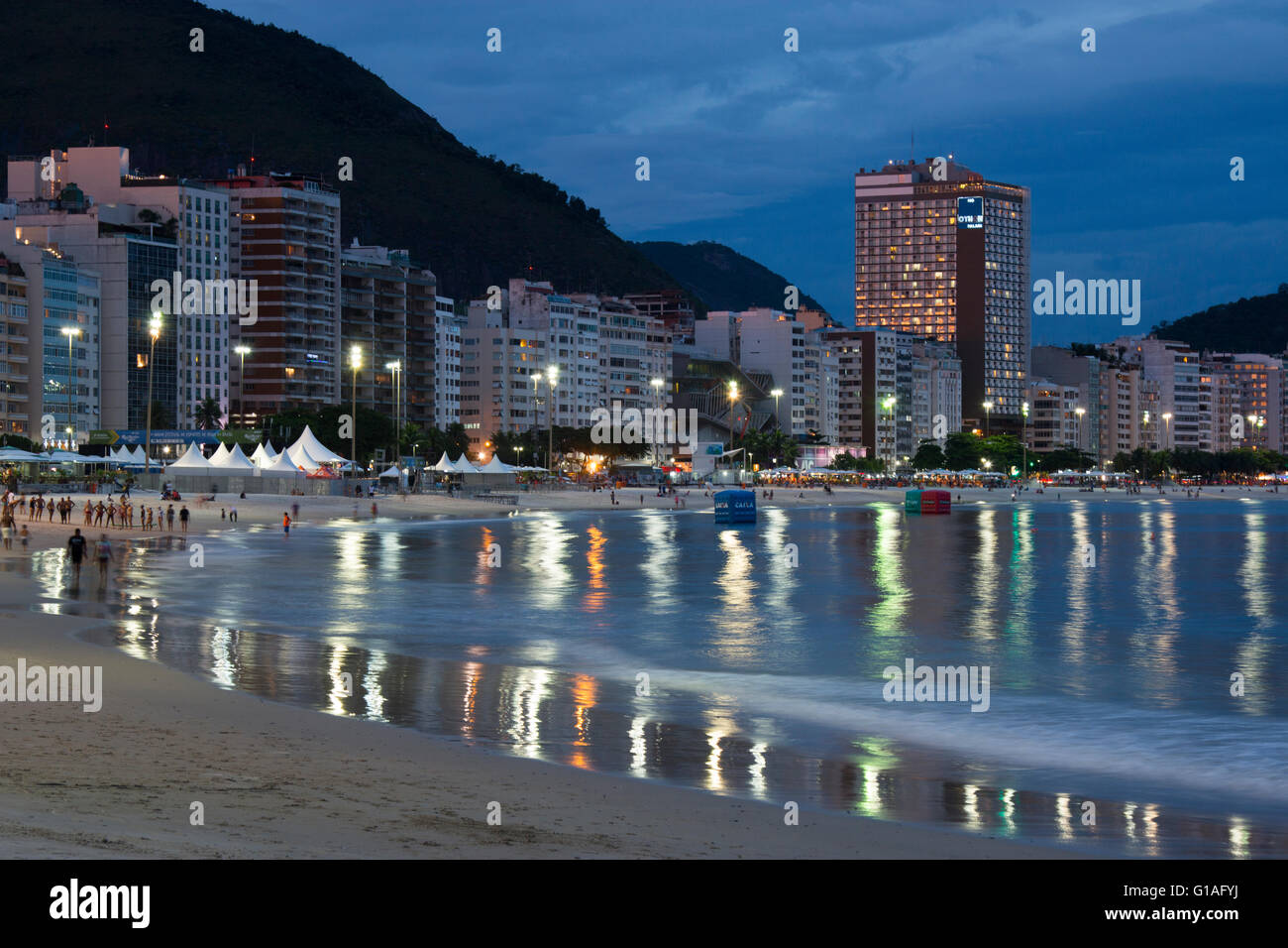Spiaggia di Copacabana in notturna a Rio de Janeiro in Brasile Foto Stock
