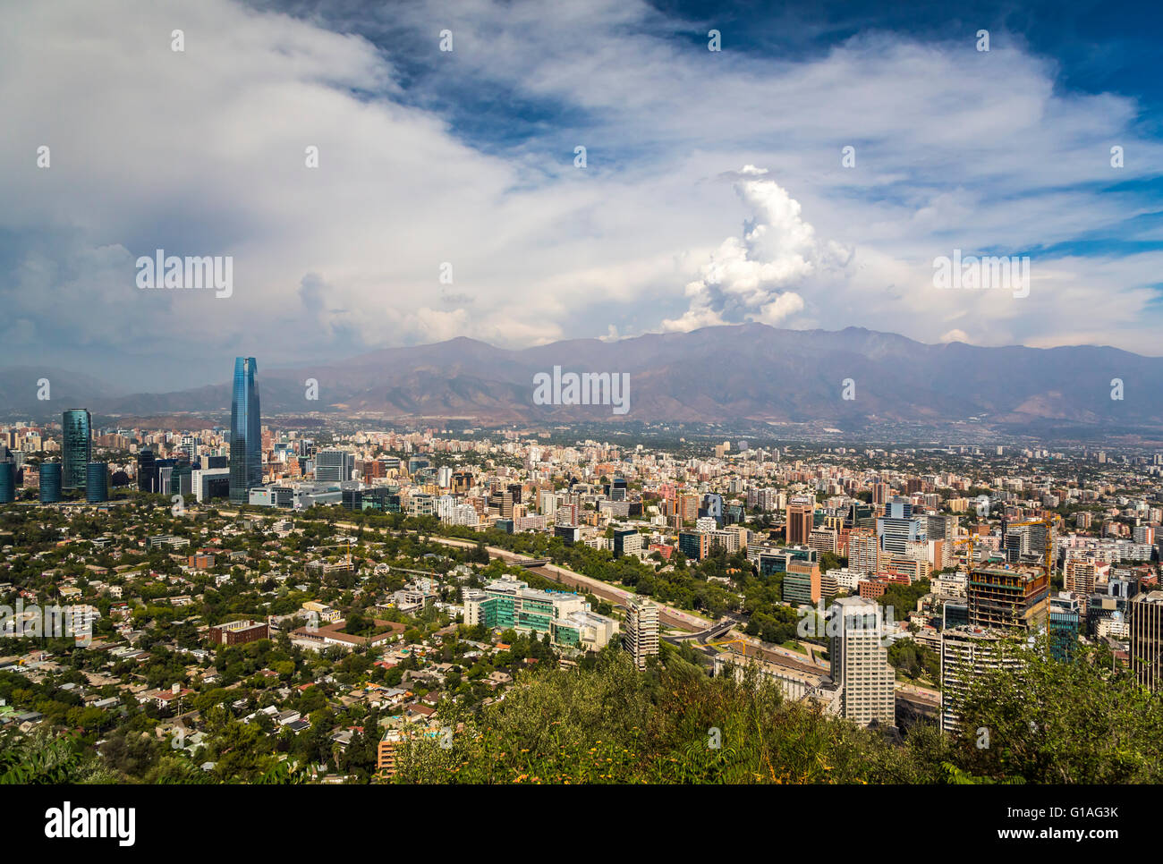 Lo skyline della città e nuvole sopra le montagne delle Ande a Santiago del Cile, America del Sud. Foto Stock