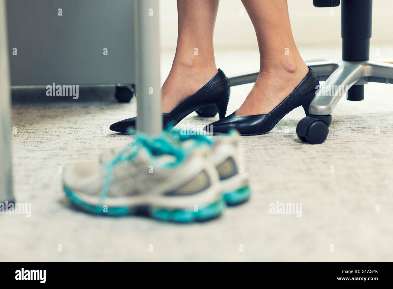 Close up di un business donna calzature sportive in un ufficio Foto Stock