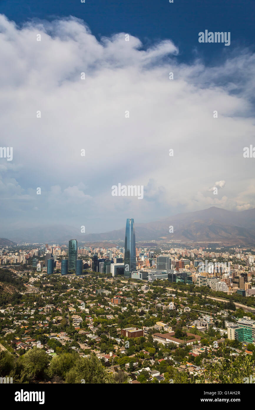 Lo skyline della città e nuvole sopra le montagne delle Ande a Santiago del Cile, America del Sud. Foto Stock