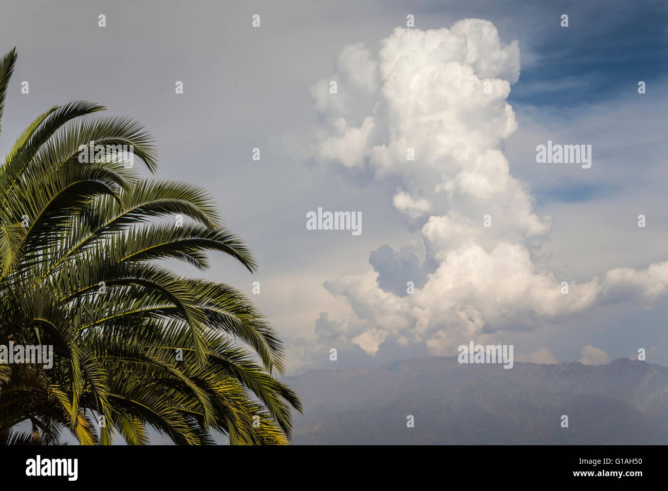 Nuvole temporalesche oltre le montagne delle Ande vicino a Santiago del Cile, America del Sud. Foto Stock