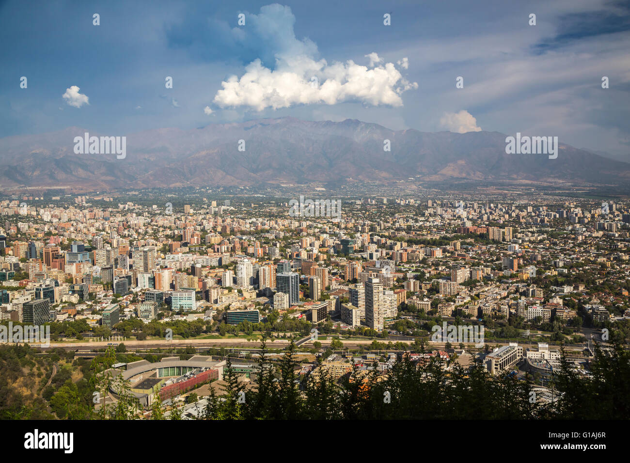 Lo skyline della città con nuvole sopra le montagne delle Ande a Santiago del Cile, America del Sud. Foto Stock
