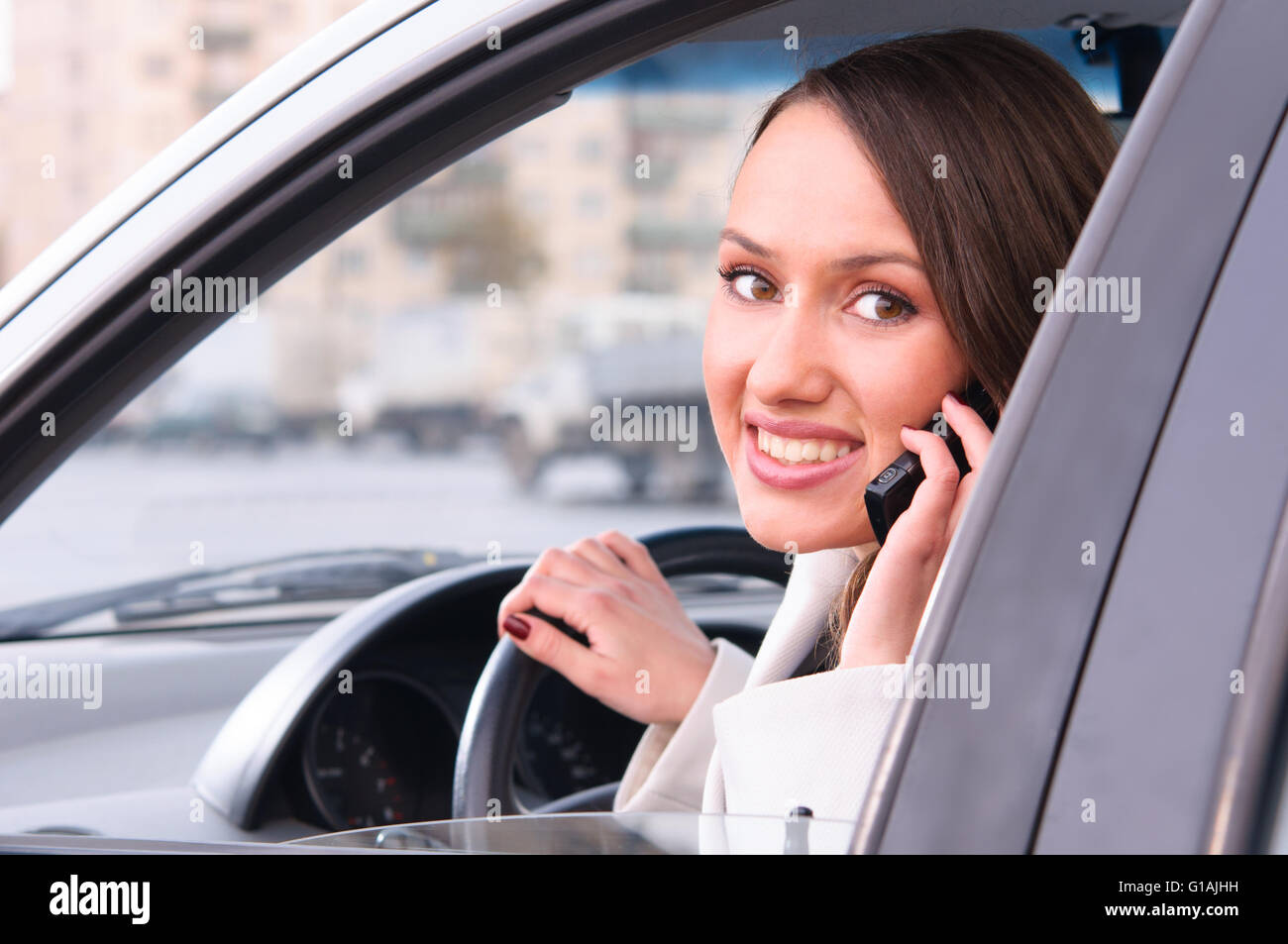 parla sul telefono Foto Stock