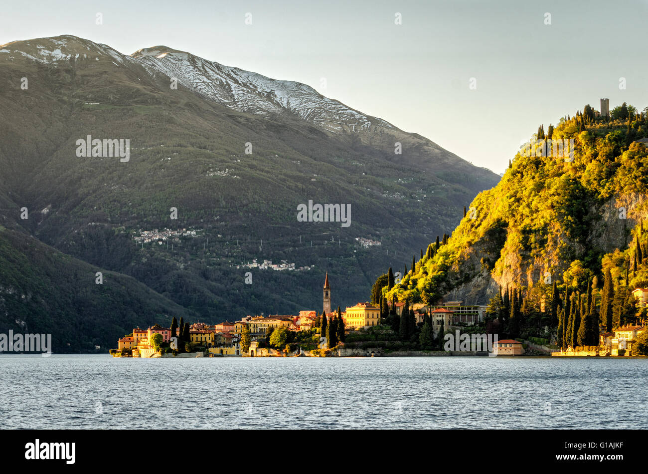Il Lago di Como (Lago di Como) Varenna a ora d'oro Foto Stock