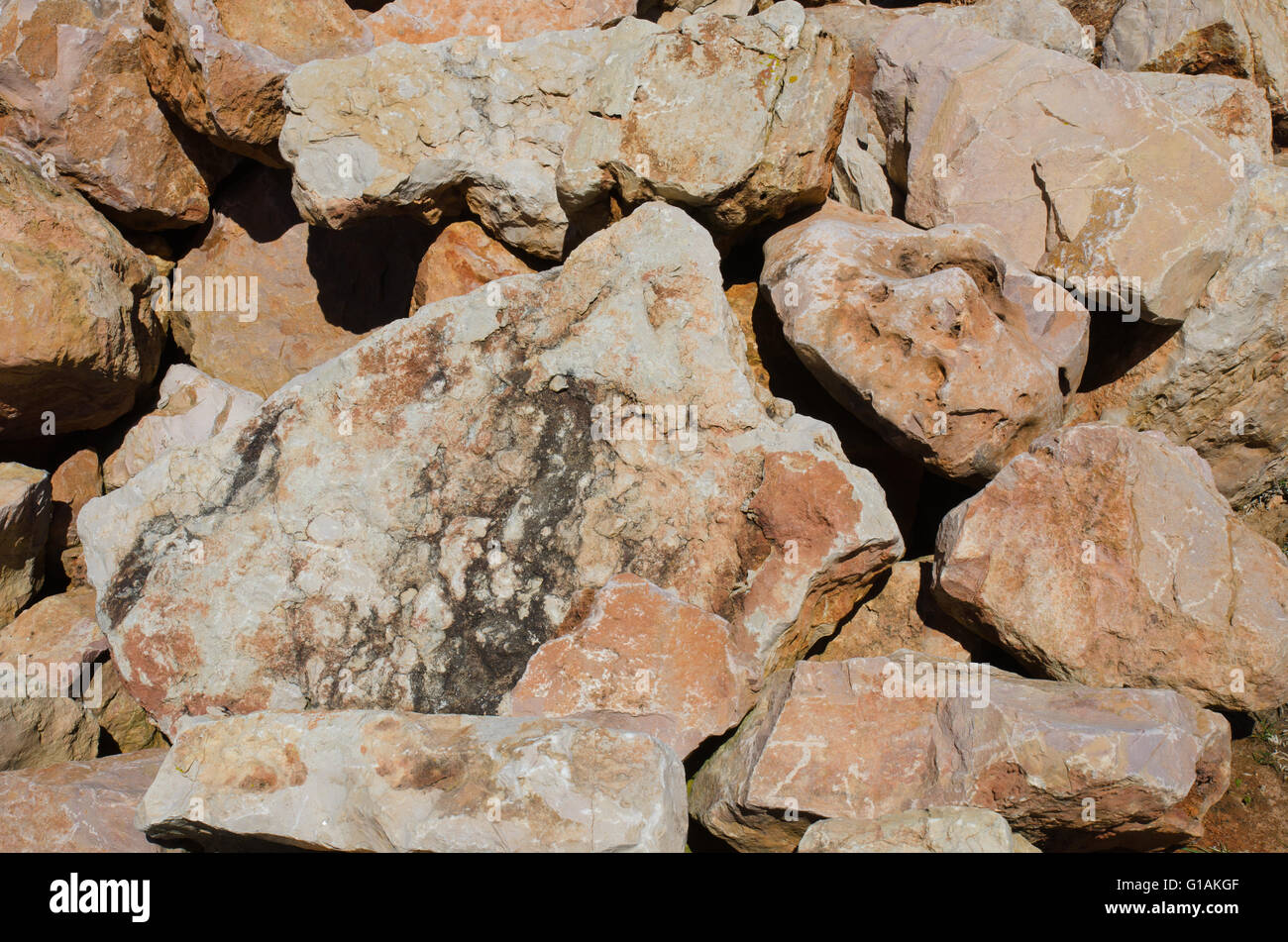 Sullo sfondo di grandi rocce di granito Foto Stock