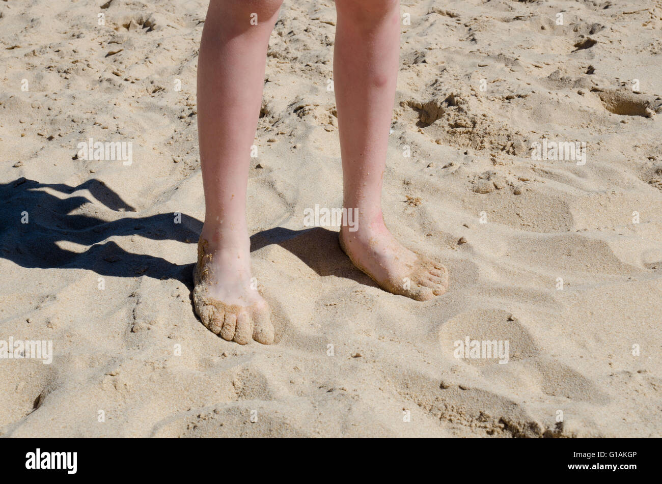 Piedi di sabbia su una spiaggia in estate Foto Stock