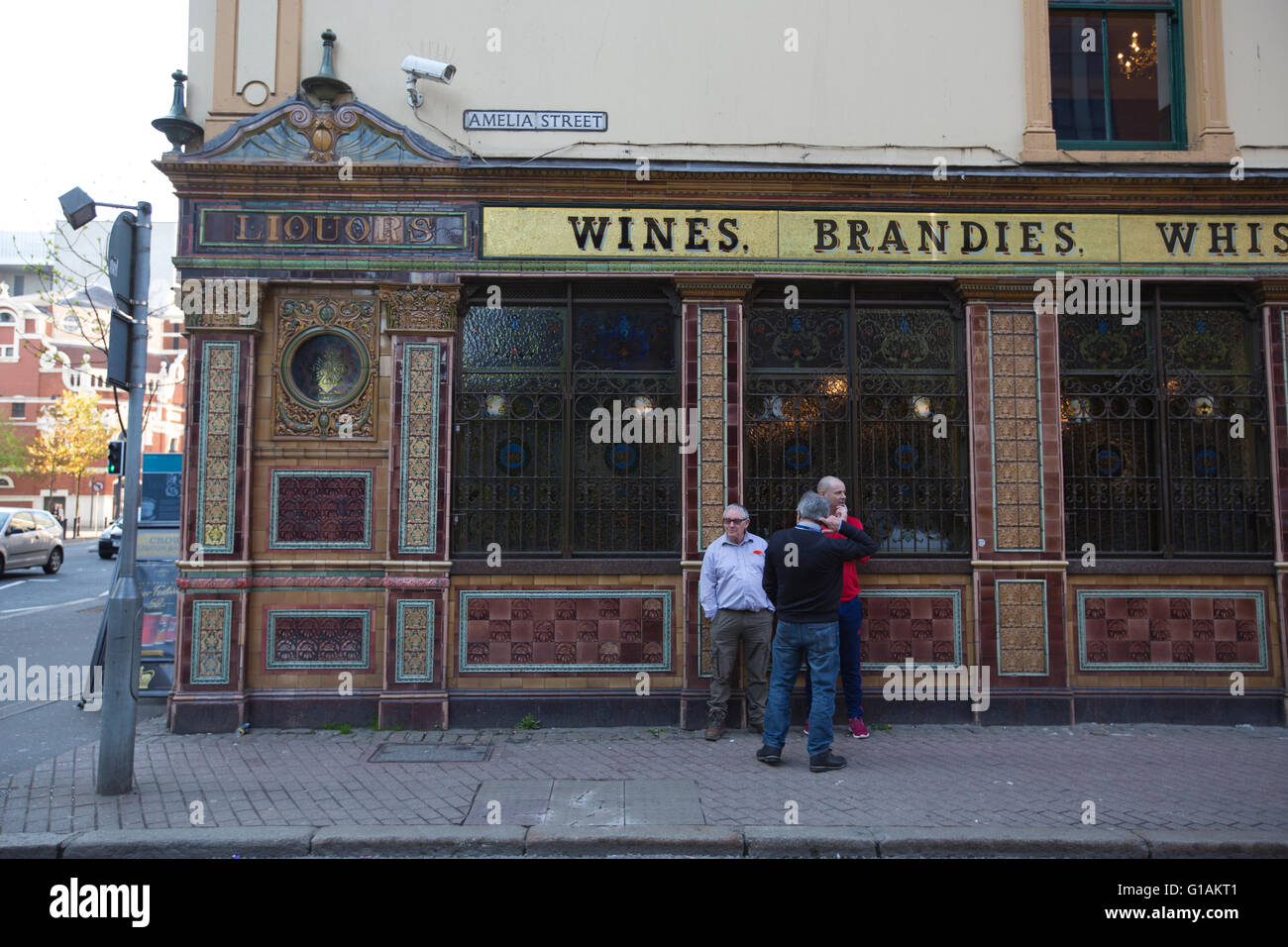 Il Crown Liquor Saloon, Vittoriano palazzo di gin e liquori salone bar, Great Victoria Street, Belfast, Irlanda del Nord. Foto Stock