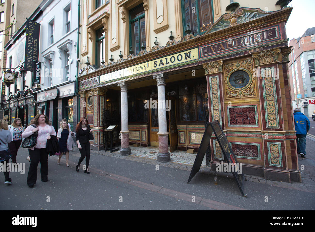 Il Crown Liquor Saloon, Vittoriano palazzo di gin e liquori salone bar, Great Victoria Street, Belfast, Irlanda del Nord. Foto Stock