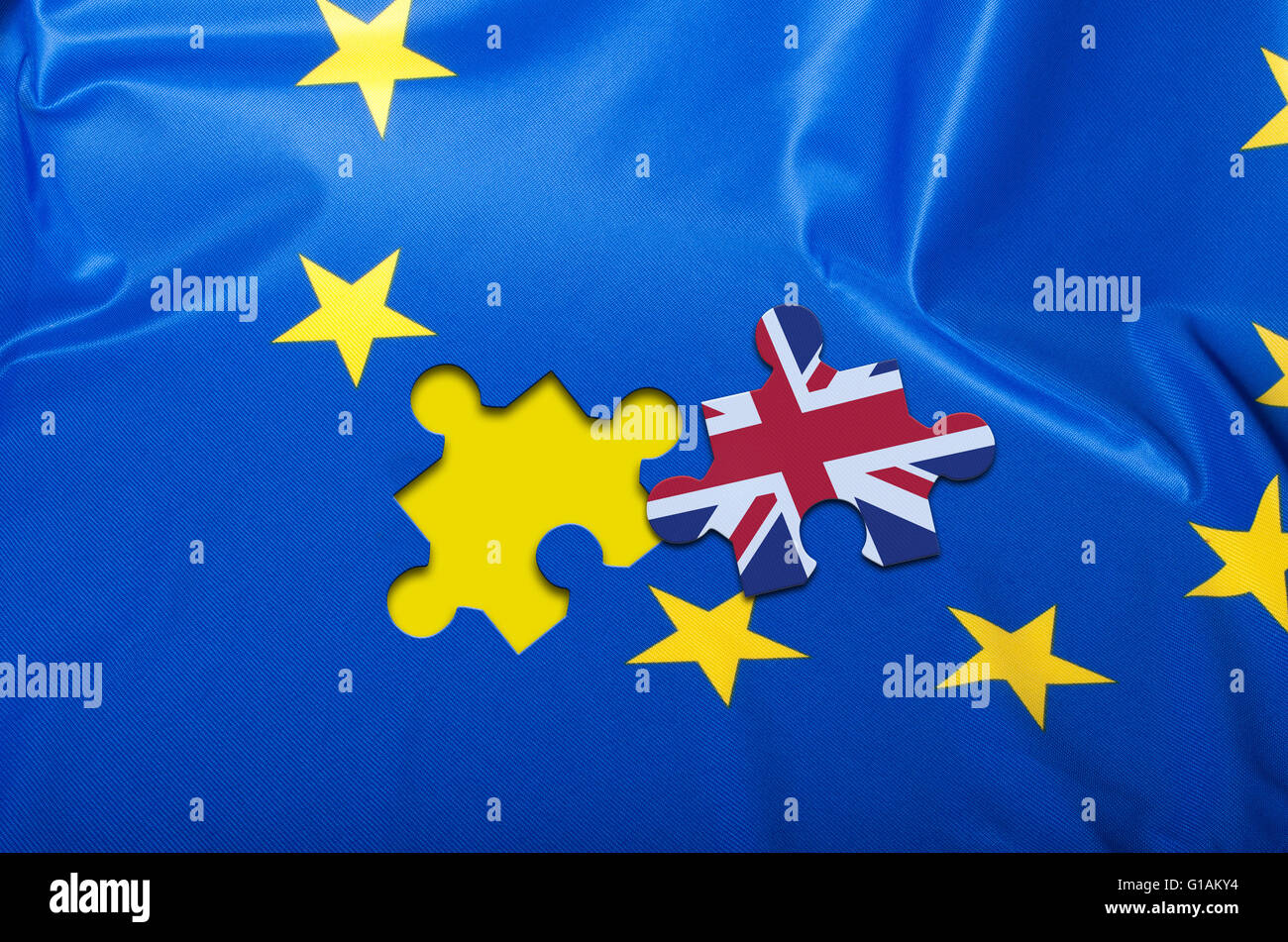 Brexit - dettaglio della Setosa Bandiera Blu della Unione Europea bandiera UE panneggi con il pezzo di puzzle con la Gran Bretagna Foto Stock