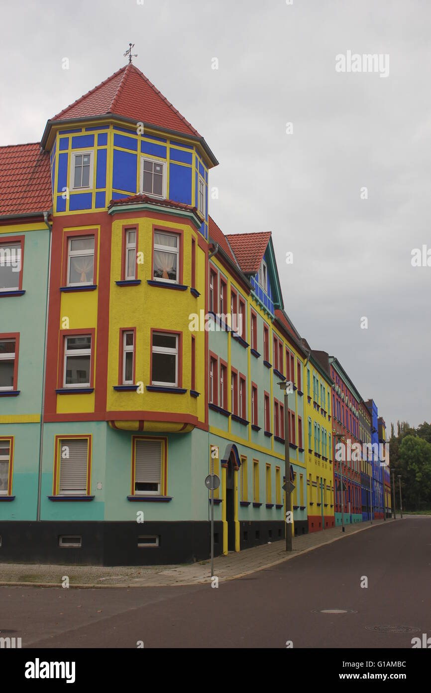 Otto-Richter-Strasse, una colorata street di case a Magdeburgo, Capitol Sassonia-Anhalt, Germania. Foto Stock