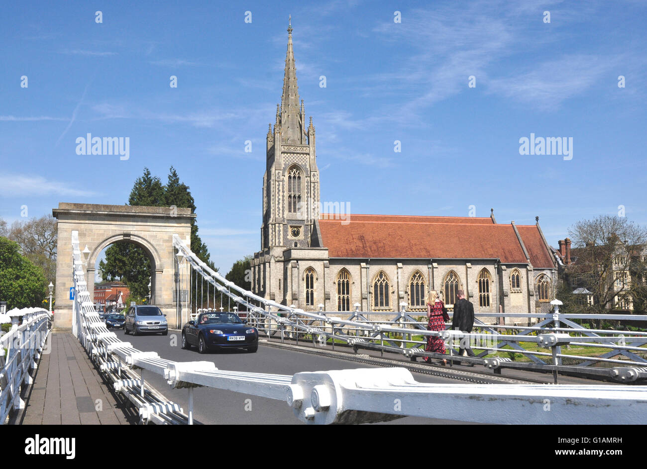 Bucks - su Marlow 19c ponte di sospensione - visualizzazione Tutti i Santi chiesa parrocchiale - il traffico e gli scuotipaglia - sole primaverile + blu cielo Foto Stock