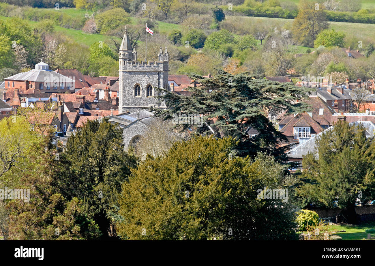 Bucks - Chiltern Hills - vista sulla vecchia città Amesham - close up - tetti russet - campanile di una chiesa - Alberi - collina boscosa- luce solare Foto Stock
