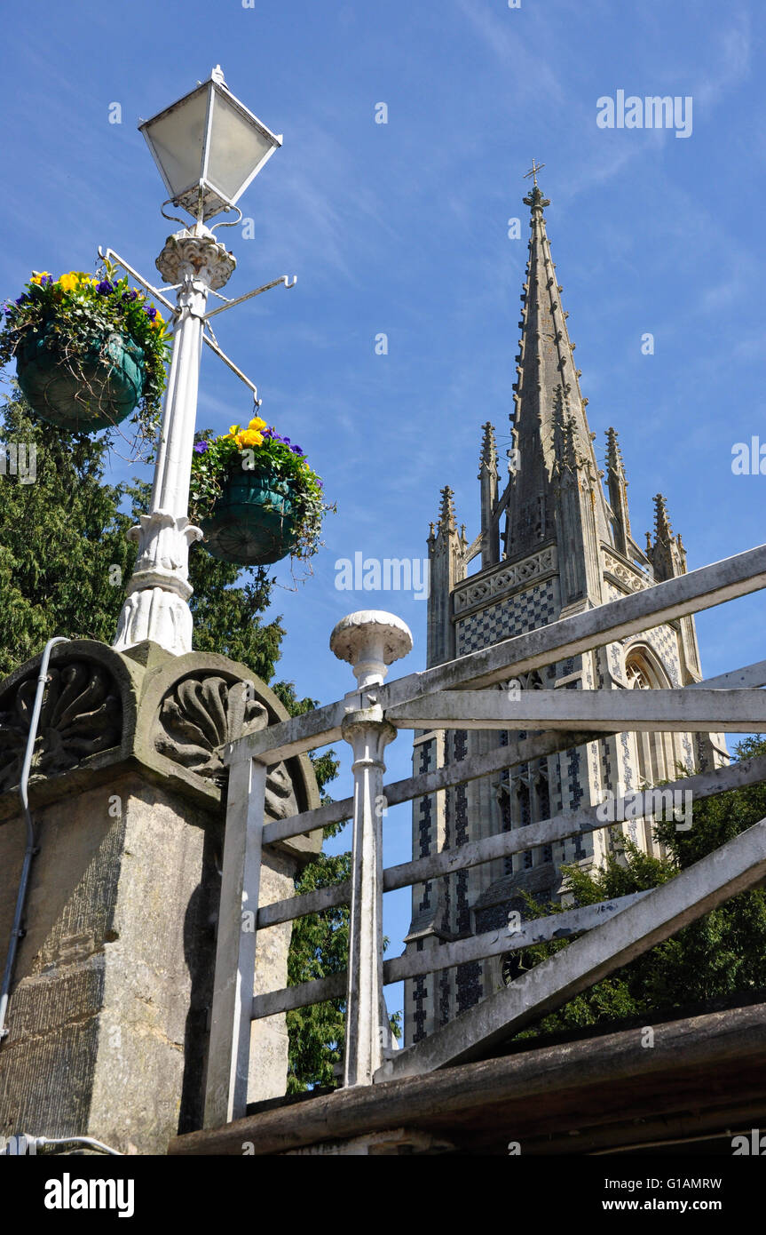 Bucks - Marlow sul Tamigi - Vista in stile vecchia strada lampada - elegante guglia della chiesa - le torreggianti fino contro il cielo blu chiaro - la luce del sole Foto Stock