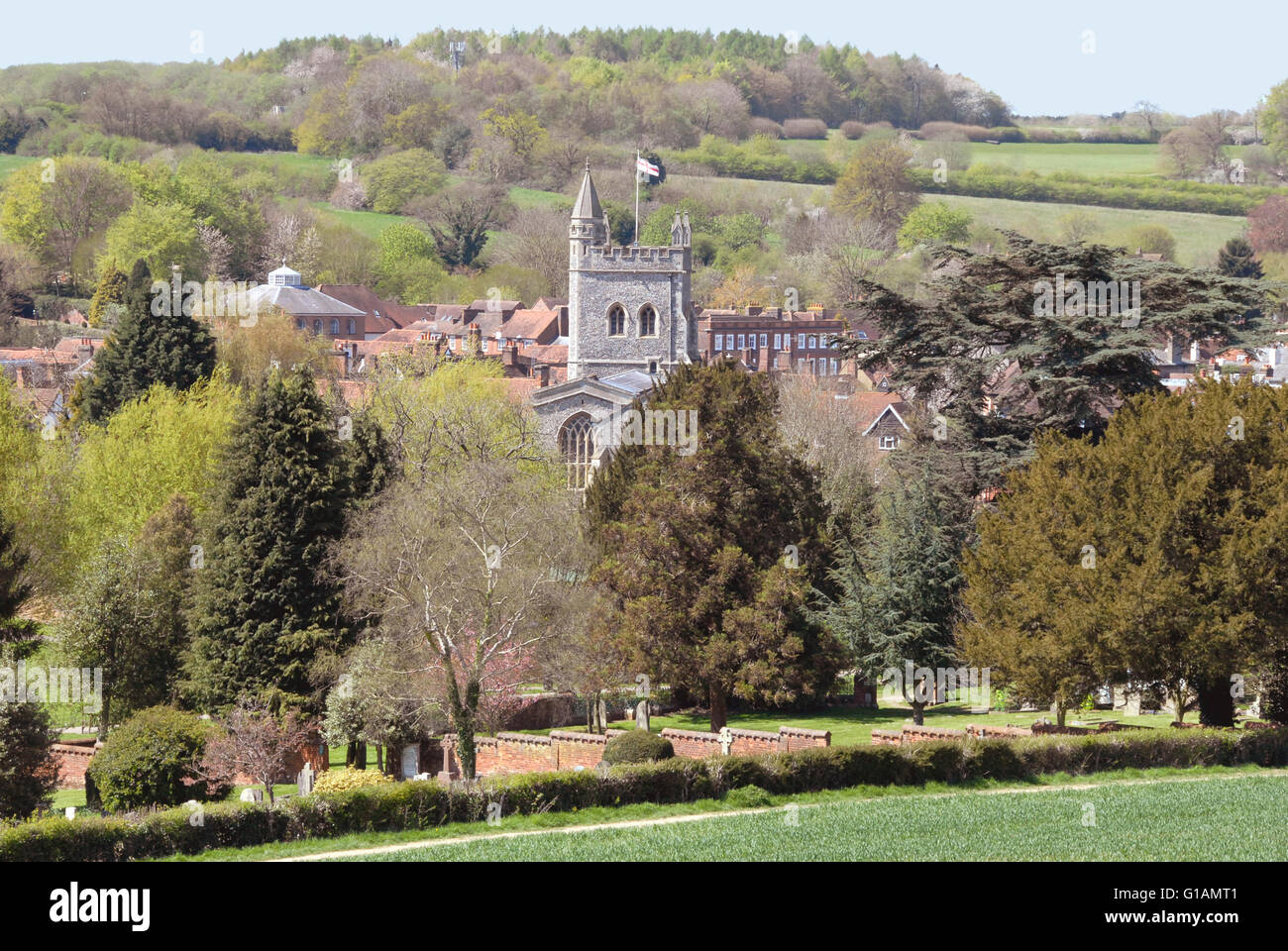 Chiltern Hills - vista sulla vecchia città di Amersham - alberi maturi - tetti - campanile di una chiesa - colline - sole primaverile Foto Stock