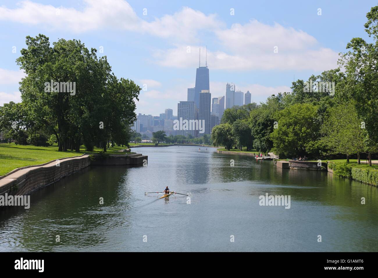 Questa è una foto sullo skyline di Chicago e laghetto per canottaggio in estate. Foto Stock