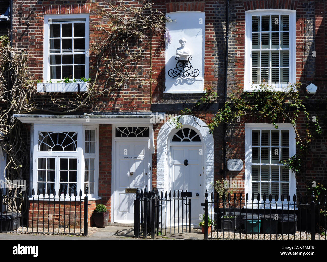 Periodo di facciata case - Georgian - c1700 - Rosso Mattone - colonne bianche - wisteria - ordinato ringhiere in ferro - Marlow sul Tamigi - seghe a telaio Foto Stock