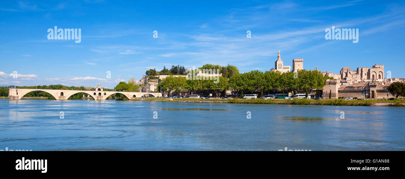 Vista panoramica del Ponte di Avignone con il Palazzo dei Papi, Pont Saint-Benezet, Provenza, Francia Foto Stock