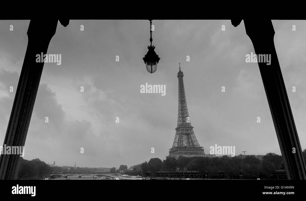 Vista insolita di Parigi Torre Eiffel incorniciato in bridge Foto Stock
