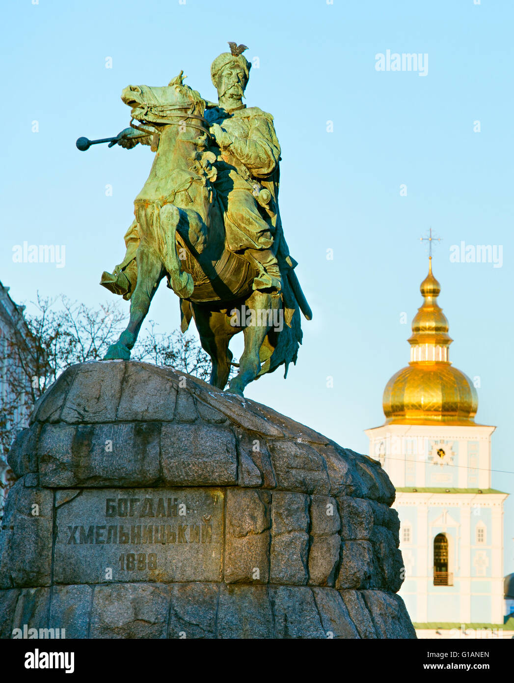 Bohdan Khmelnytsky statua con San Michele Monastero Golden-Domed sullo sfondo a Kiev, Ucraina Foto Stock