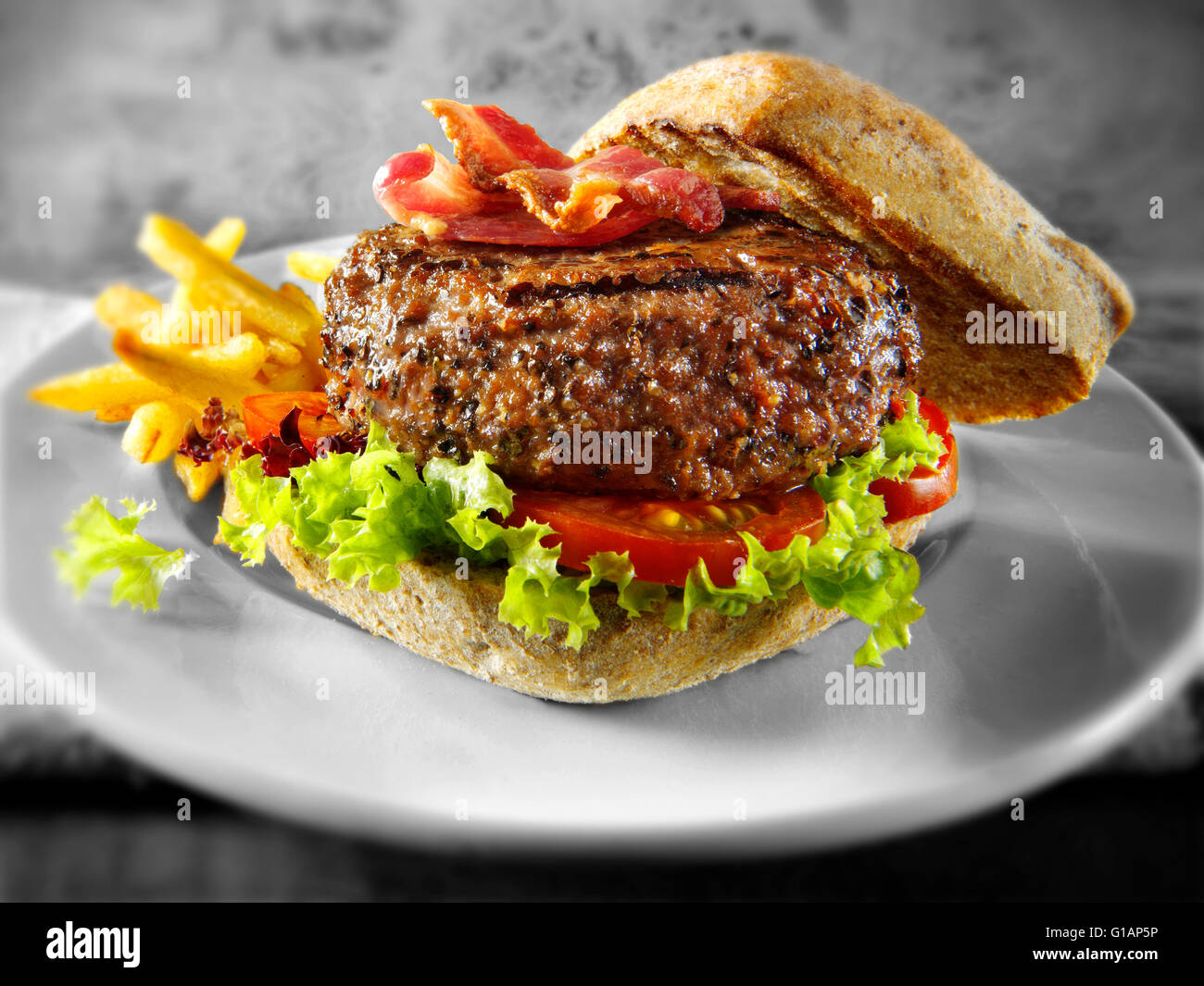 Hamburger di manzo o di hamburger in un integrale con la pagnotta con chip Foto Stock